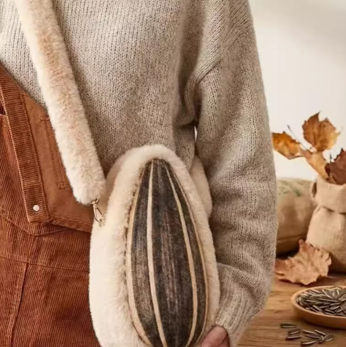 萌化啦!可爱毛绒巨型瓜子斜挎包