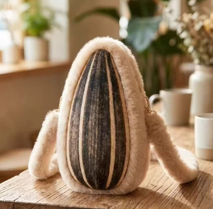 萌化啦!可爱毛绒巨型瓜子斜挎包