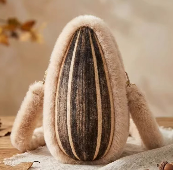 萌化啦!可爱毛绒巨型瓜子斜挎包