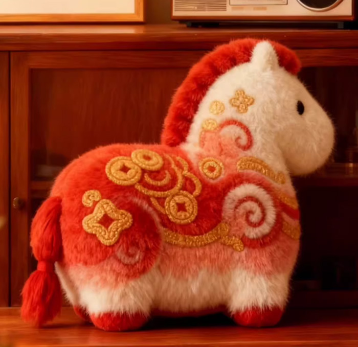 小红书爆款！这款“铜钱小马毛绒抱枕”，让你“马上有钱”还能萌化心！ 