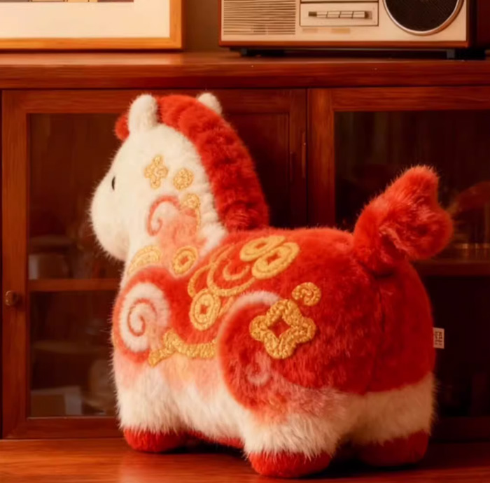 小红书爆款！这款“铜钱小马毛绒抱枕”，让你“马上有钱”还能萌化心！ 