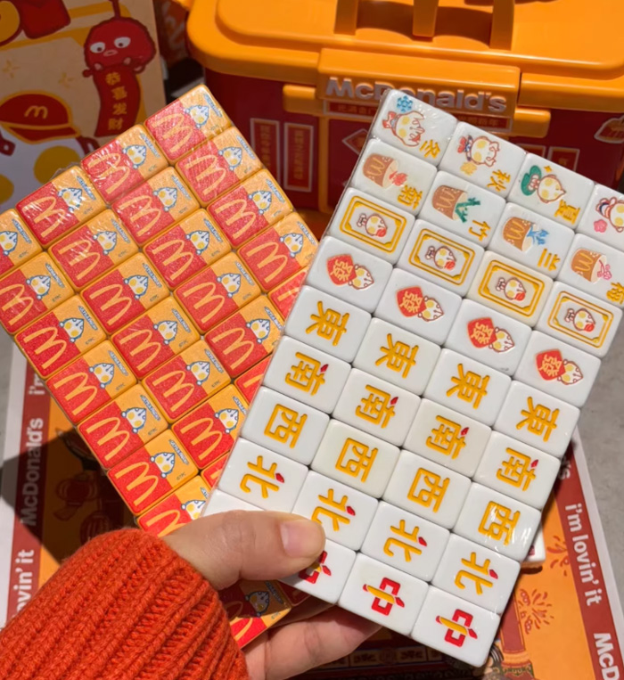 麦当劳奥特曼小挎包+迷你小麻将！这波联名我直接封神！年轻人必入的神仙单品 