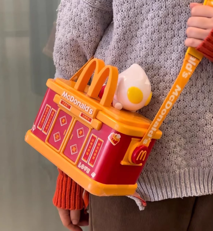 麦当劳奥特曼小挎包+迷你小麻将！这波联名我直接封神！年轻人必入的神仙单品 