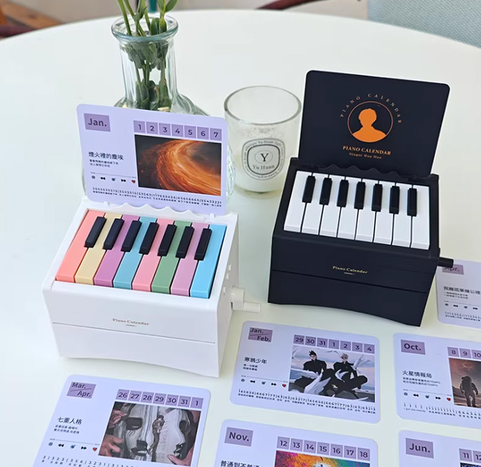 打工人治愈良方！这个能弹的钢琴台历日历摆件太绝啦 