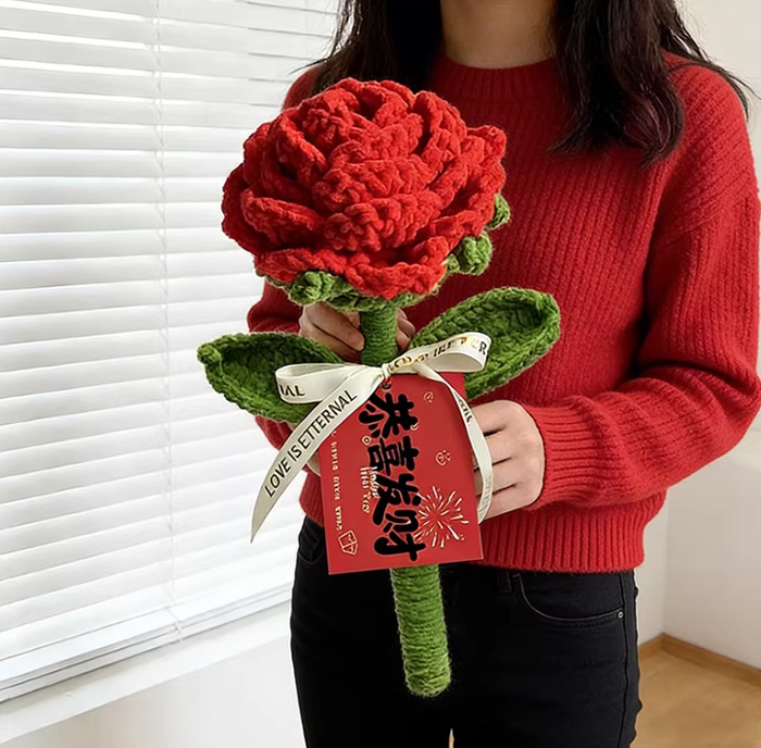 手工编织毛线巨大号红色玫瑰花束 