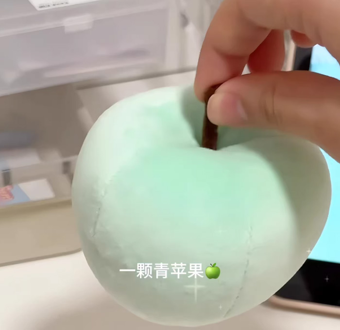 小红书同款薄巧苹果毛绒玩偶捏捏乐挂件高颜值解压玩具